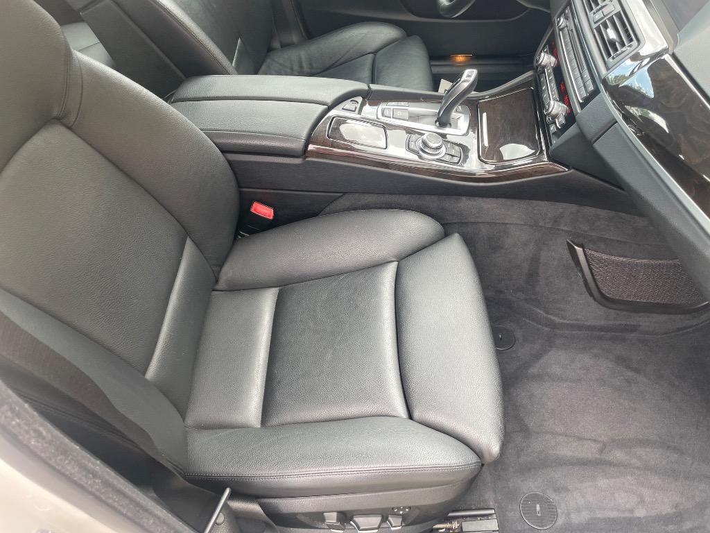 2011 BMW 5 Series 550i - Photo 28