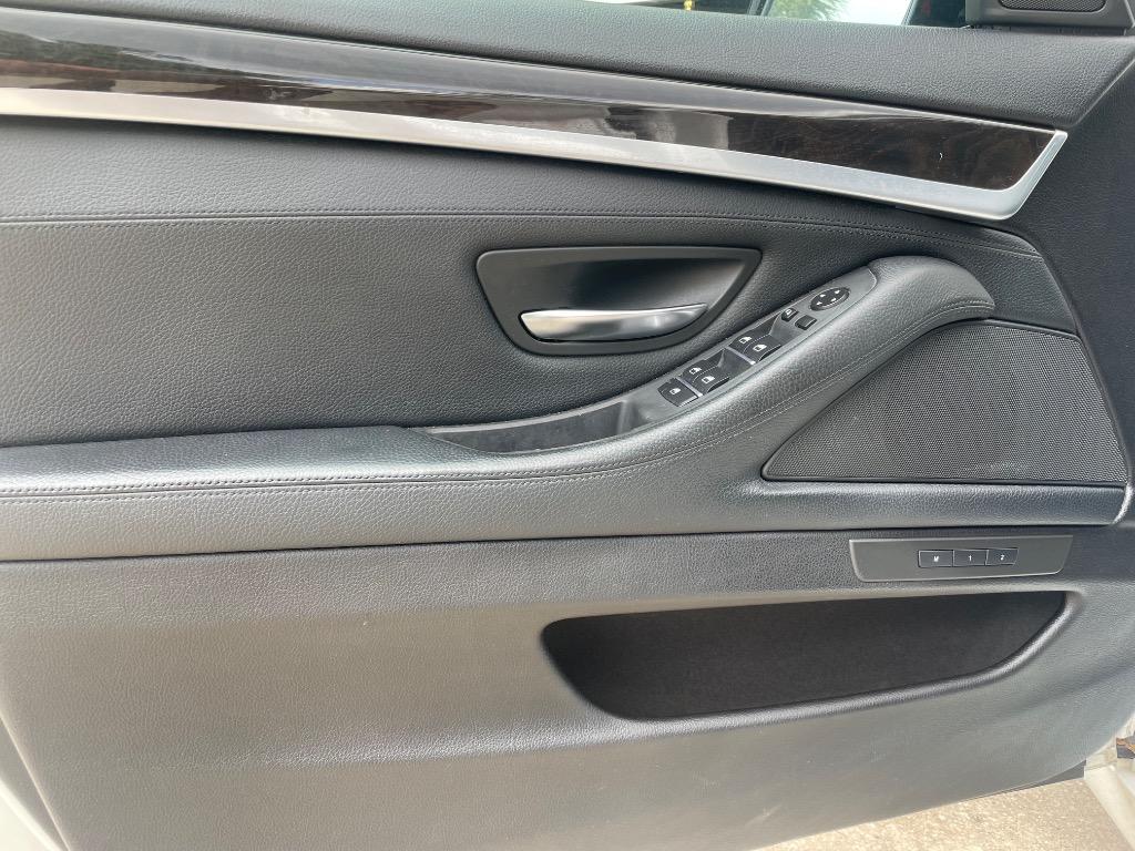 2011 BMW 5 Series 550i - Photo 11