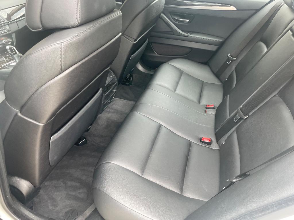 2011 BMW 5 Series 550i - Photo 25