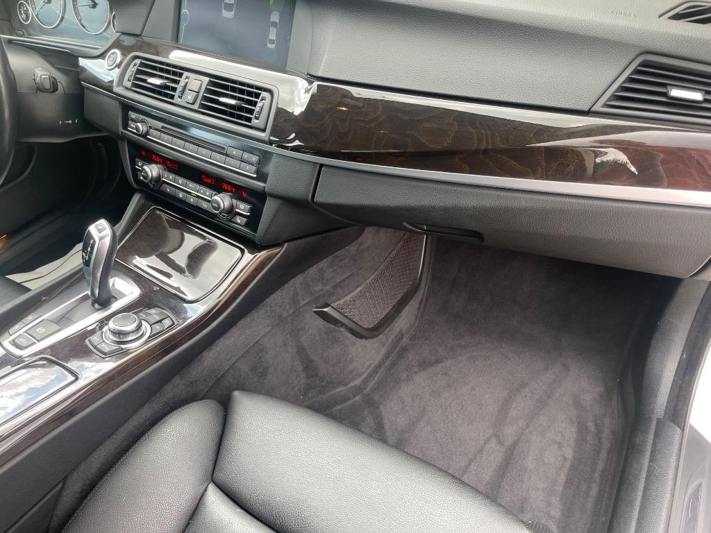 2011 BMW 5 Series 550i - Photo 31